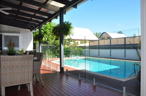 10 Double Island Drive Modern Family Home Centrally Located Swimming Pool & Outdoor Area - Accommodation Guide 1