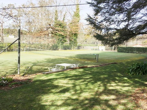 Robin Hill Manor Rambling Retreat & Tennis Court - Accommodation Guide 1