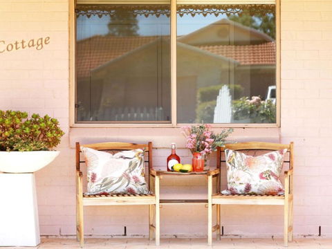 That Pink House! Comfortable Home Away From Home - Accommodation Guide 2