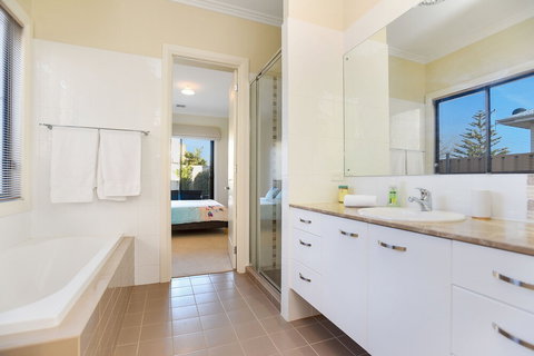 Ocean View Moana - Accommodation Guide 1