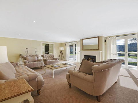 Camelot Superbly Proportioned & Ideally Located - Accommodation Guide 6