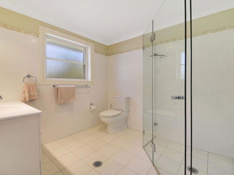 Camelot Superbly Proportioned & Ideally Located - Accommodation Guide 4