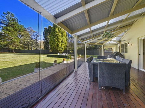 Camelot Superbly Proportioned & Ideally Located - Accommodation Guide 3