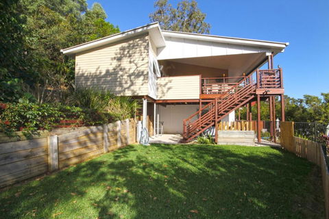 STUNNING HOME WITH SPECTACULAR VIEWS & CLOSE TO THE BEACH - Accommodation Asia 6