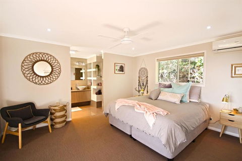 STUNNING HOME WITH SPECTACULAR VIEWS & CLOSE TO THE BEACH - Accommodation Asia 2
