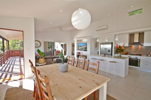 STUNNING HOME WITH SPECTACULAR VIEWS & CLOSE TO THE BEACH - Accommodation Asia 4