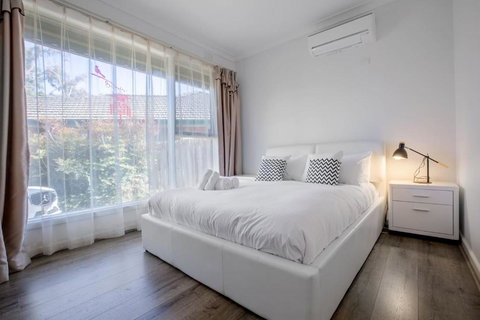Alice Wonderland In 4 Beds House - Accommodation Guide 5