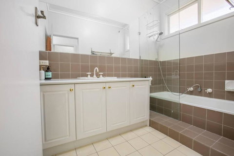 Alice Wonderland In 4 Beds House - Accommodation Guide 3
