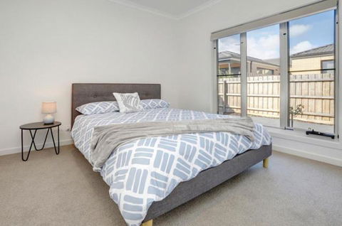 Staughton Sounds - Accommodation Guide 2