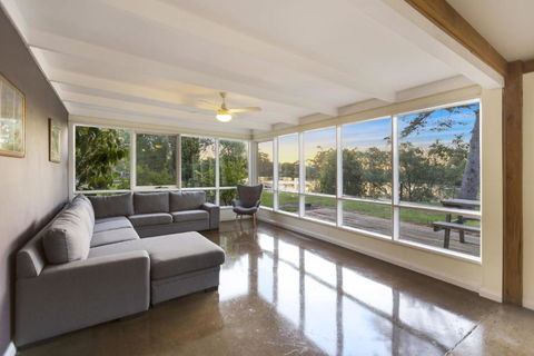 Bluff View River House Stunning Riverfront - Accommodation Asia 6