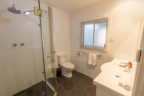 Bluff View River House Stunning Riverfront - Accommodation Asia 5