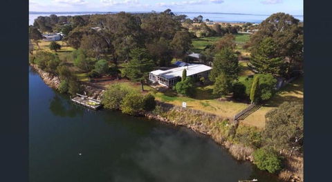 Bluff View River House Stunning Riverfront - Accommodation Asia 2