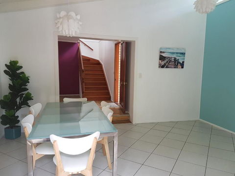 15 Larapinta Court Family Home With Swimming Pool In A Quiet Street & Central Location Close To CBD - Accommodation Guide 5