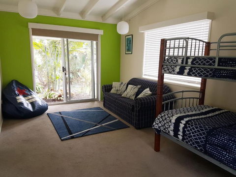 15 Larapinta Court Family Home With Swimming Pool In A Quiet Street & Central Location Close To CBD - Accommodation Guide 2