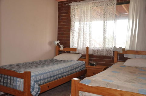 31 Bombala Crescent Two Storey Home With Covered Outdoor Deck Fully Fenced Backyard. Pet Friendly - Accommodation Asia 4