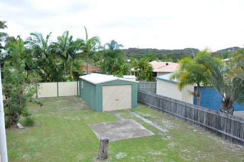 31 Bombala Crescent Two Storey Home With Covered Outdoor Deck Fully Fenced Backyard. Pet Friendly - Accommodation Asia 1