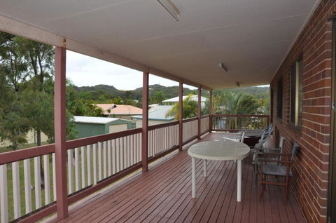 31 Bombala Crescent Two Storey Home With Covered Outdoor Deck Fully Fenced Backyard. Pet Friendly - Accommodation Asia 6