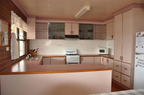 31 Bombala Crescent Two Storey Home With Covered Outdoor Deck Fully Fenced Backyard. Pet Friendly - Accommodation Asia 3