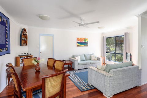 12 Ibis Court Highset Beach House With Natural Bushland Gardens & Covered Decks - Accommodation Asia 2