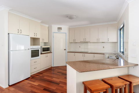 12 Ibis Court Highset Beach House With Natural Bushland Gardens & Covered Decks - Accommodation Asia 3