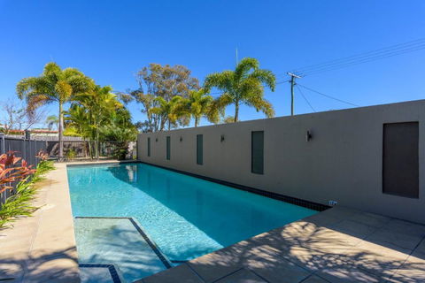 Unit 4 Rainbow Surf Modern Double Storey Townhouse With Large Shared Pool Close To Beach & Shop - Accommodation Asia 4