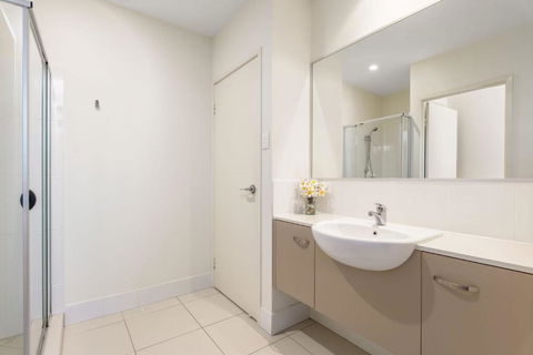Unit 4 Rainbow Surf Modern Double Storey Townhouse With Large Shared Pool Close To Beach & Shop - Accommodation Asia 5