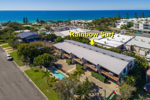 Unit 4 Rainbow Surf Modern Double Storey Townhouse With Large Shared Pool Close To Beach & Shop - Accommodation Asia 2