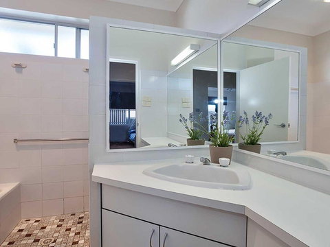 Banyan 14 Montevideo Parade Spacious Three Bedroom Pet Friendly Property With Air Con - Accommodation Guide 6