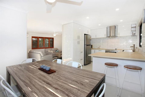 FABULOUS HOLIDAY HIDEAWAY COOLUM BEACH - Accommodation Asia 6