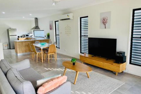 WHITSUNDAY Brand New Townhouse Close To Boardwalk - Accommodation Asia 0