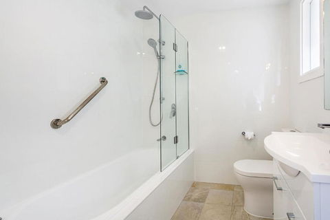 Sunset Beach House Soldiers Point Sleeps 9 - Accommodation Asia 1