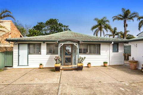 Sunset Beach House Soldiers Point Sleeps 9 - Accommodation Asia 5