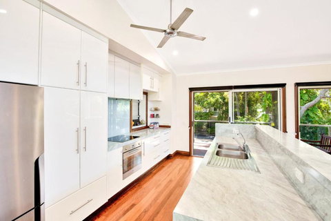 Geckos Rest Rainbow Shores Executive Beach House Pet Friendly Pool Wi Fi - Accommodation Guide 4