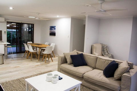 Wellington Parade 1 / 15a Shelly Beach Caloundra - Accommodation Asia 1