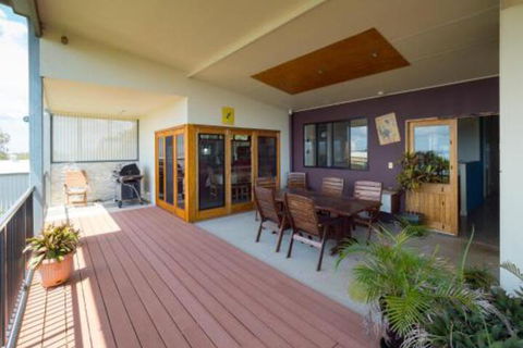 Blue Water Retreat Upstairs - Accommodation Asia 0