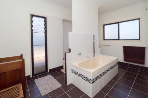 Blue Water Retreat Upstairs - Accommodation Asia 5