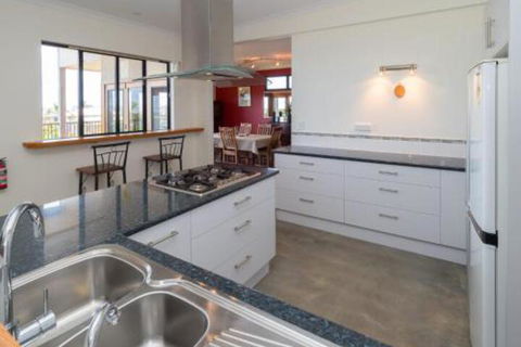 Blue Water Retreat Upstairs - Accommodation Asia 6