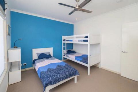 Blue Water Retreat Upstairs - Accommodation Asia 7