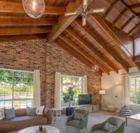 Luxurious Home on 5 Acres Close to CBD Sleeps 18 - Accommodation Asia