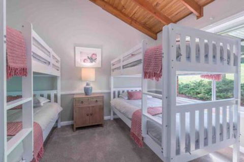 Luxurious Home On 5 Acres Close To CBD Sleeps 18 - Accommodation Asia 3