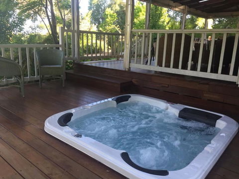 Lakeside Garden Chalet - Accommodation Guide 1