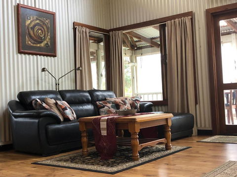 Lakeside Garden Chalet - Accommodation Guide 4