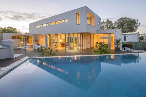 Cinque - Accommodation Guide 4