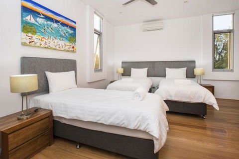 Cinque - Accommodation Guide 6