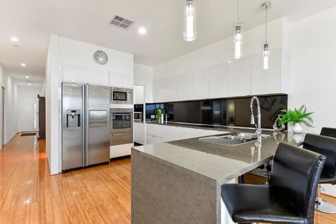 BENGALEE EXECUTIVE TOWNHOUSE MODERN & STYLISH - Accommodation Asia 5