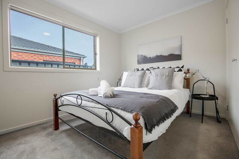 Spacious Lovely Home In Point Cook - Accommodation Asia 2