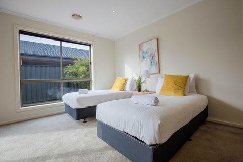 Spacious Lovely Home In Point Cook - Accommodation Asia 1