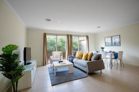 Spacious Lovely Home In Point Cook - Accommodation Asia 4