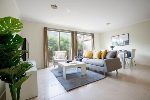 Spacious Lovely Home In Point Cook - Accommodation Asia 5