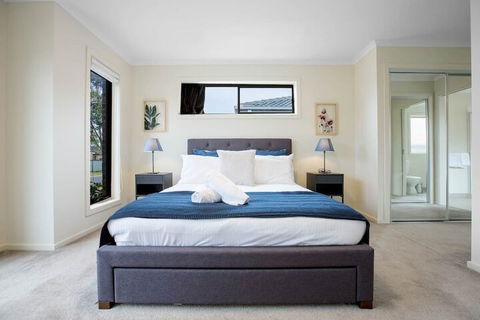 Spacious Lovely Home In Point Cook - Accommodation Asia 3